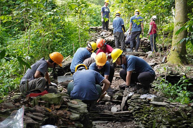 學生分組搭建手作步道。