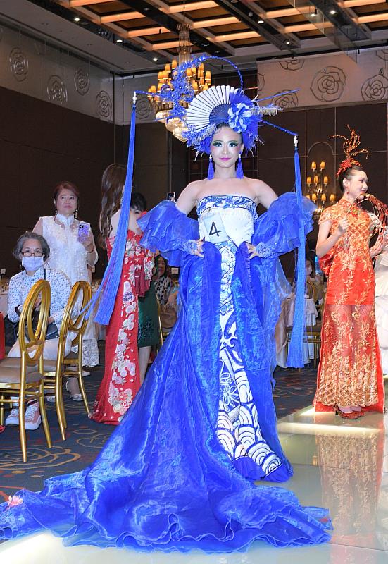 中華旗袍整體造型設計賽，正修科大妝彩系三度蟬聯冠軍。
