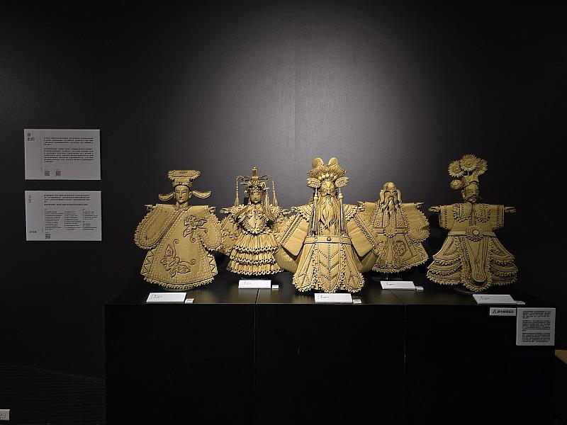 藝術家鍾凱翔與許哲維共同創作瓦楞紙布袋戲偶