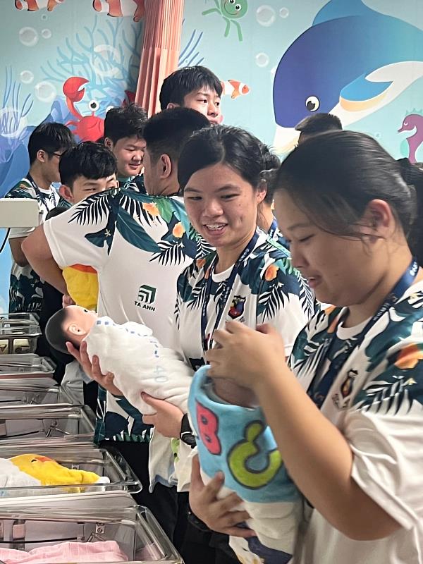 馬來西亞中學生參訪元培護理系體驗照護新生兒
