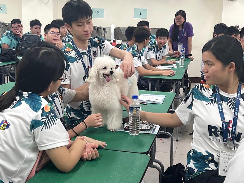 馬來西亞中學生參訪元培寵物保健系學習如呵照顧寵物與互動