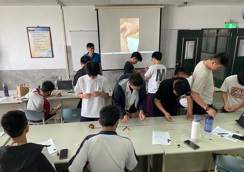 圖說：實作中老師進行電感零件繞製說明。(圖/遠東科技大學提供)