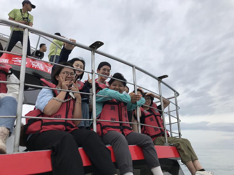 學生開心地坐在多羅滿賞鯨船二樓特等席，從海上觀看花蓮海岸及出沒於花蓮近海的鯨豚。