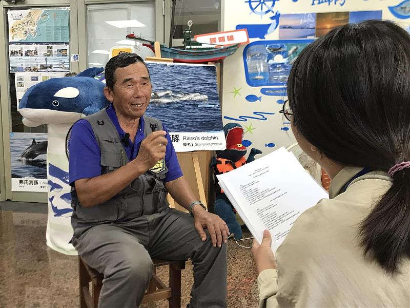 學生訪問台東成功漁港晉領號船長陳坤龍談友善賞鯨。