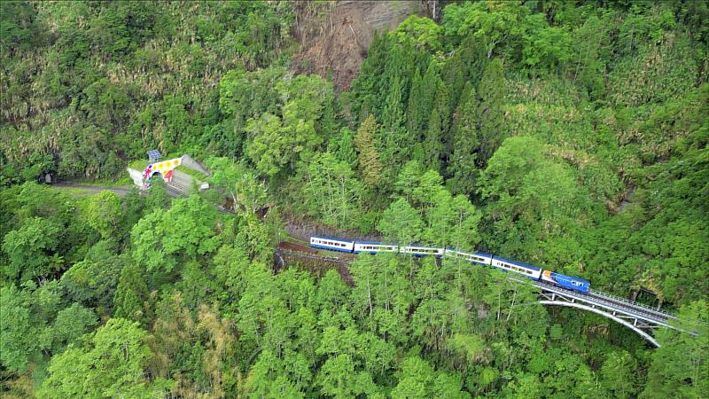 栩悅號穿梭阿里山林鐵42號隧道