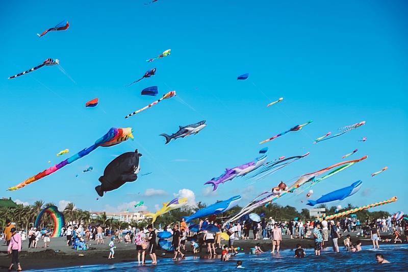 暑假期間高雄將推出多項精彩活動，像是旗津風箏節暨氣墊水樂園。