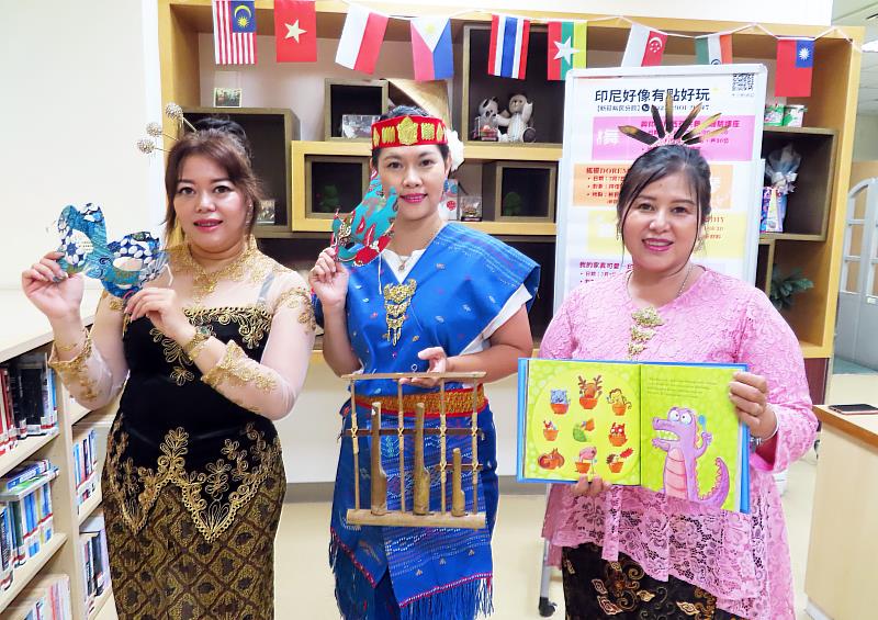 為了讓孩子體驗不同的文化，新莊裕民分館特別利用暑假期間推出一系列「東南亞好好玩」親子活動，帶大小朋友認識多元文化。