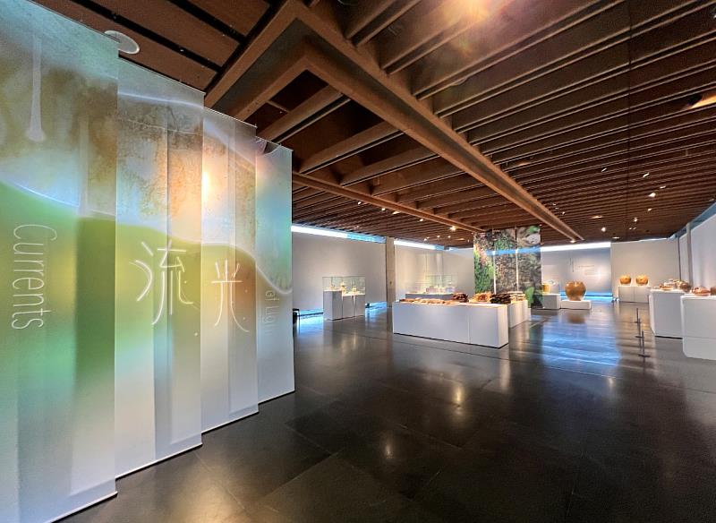 「流光—植物灰釉特展」即日起至9月22日止在陶博館3樓特展室，邀請民眾一探灰釉的豐富色彩與表情。