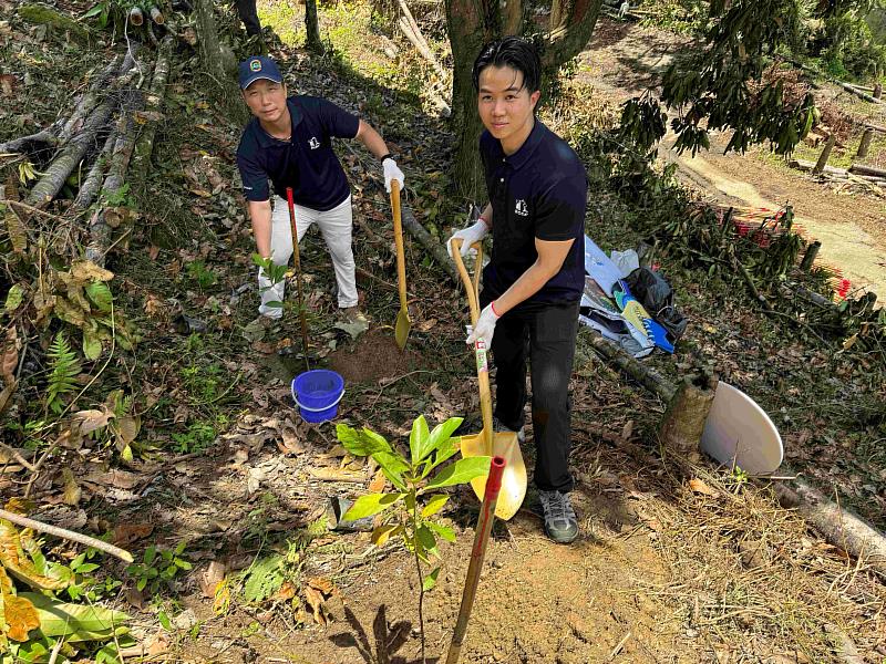 台灣捷邁醫療員工對於親手種下台灣雅楠等造林木攜手復育森林保護曾文水庫集水區，感到十分有意義