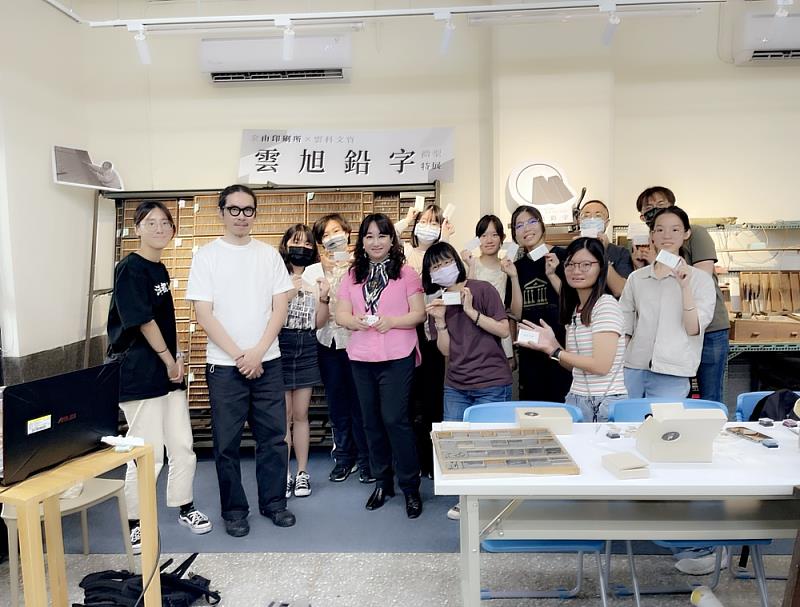 圖3_活版印刷名片製作課程後，業界講師高鵬翔先生與文資系師生合影
