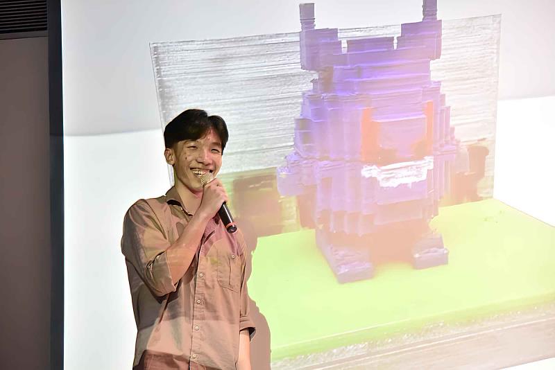 印尼同學興奮展示3D創意建模設計課的作品。