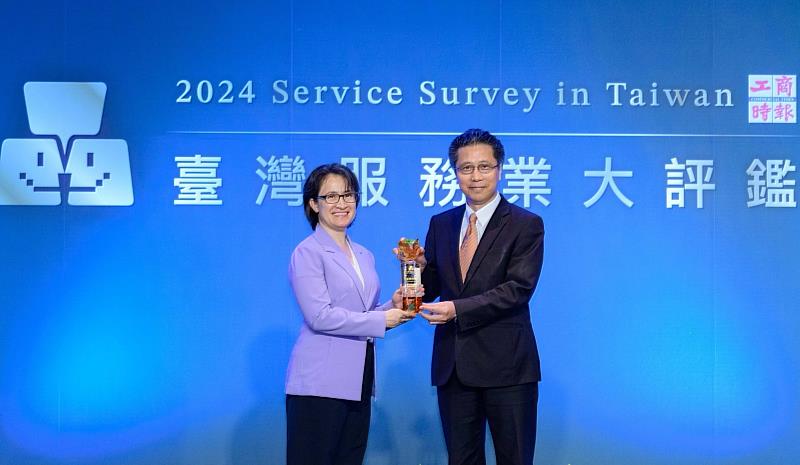 富邦證券今日在工商時報「台灣服務業大評鑑」中再度奪得金牌獎的殊榮，富邦證券總經理郭永宜(右)代表領獎。