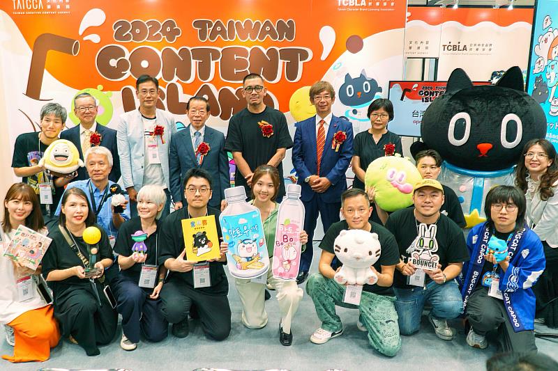十組臺灣超人氣角色 IP 參與日本授權展，於臺灣館開幕儀式合影。（文策院／提供）