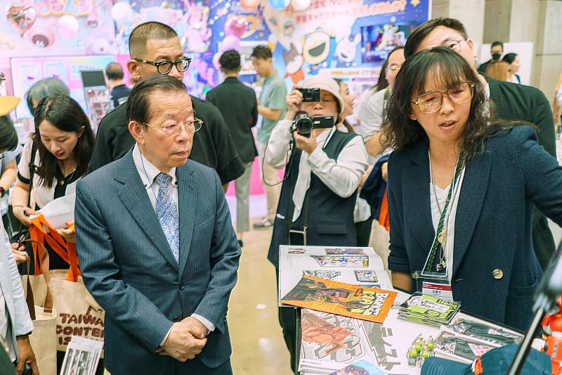 駐日大使謝長廷參觀日本授權展臺灣館。（文策院／提供）