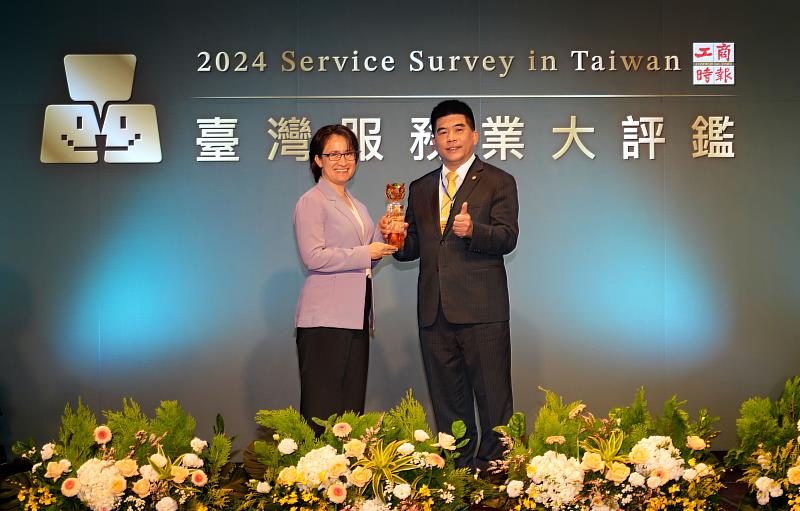 永慶房屋總經理吳良治(右)從蕭美琴副總統(左)接過2024臺灣服務業大評鑑服務金獎獎座。