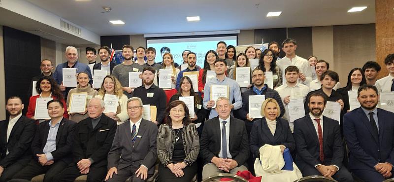 駐阿根廷代表處頒贈38位獎學金生受獎證書