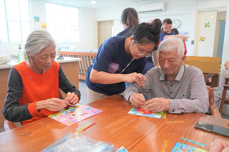 藉由團體活動及課程帶來人際互動