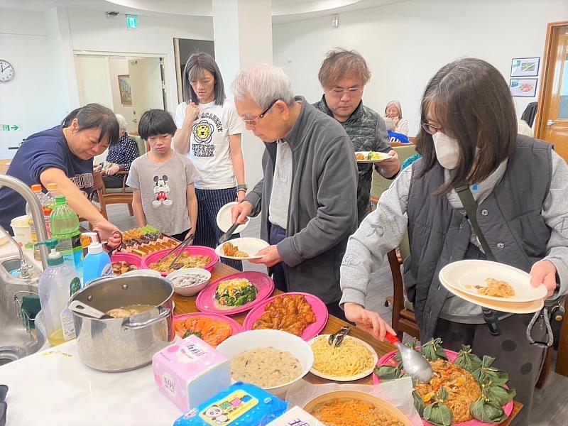 愛麗絲長照瑞光家屋舉辦聚餐，營造家的感覺(愛麗絲長照瑞光家屋提供)