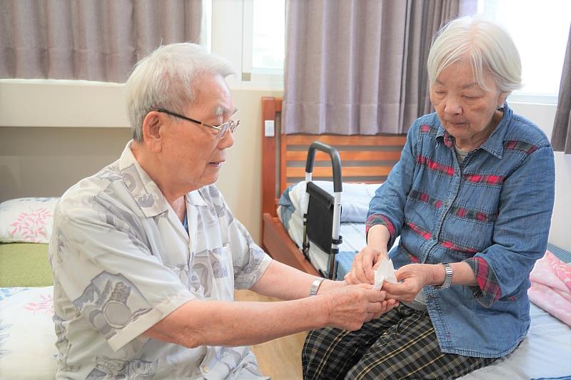 團體家屋讓家屬以「陪伴住宿」的方式陪伴長輩，降低失智症者環境適應的焦慮