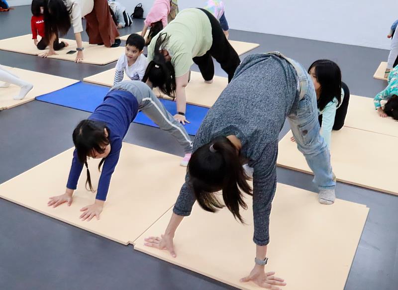 「體育必修課」的親子瑜伽於7月27日及8月24日舉行，內容著重在引導孩子如何辨別情緒，透過繪本故事串聯整個課程