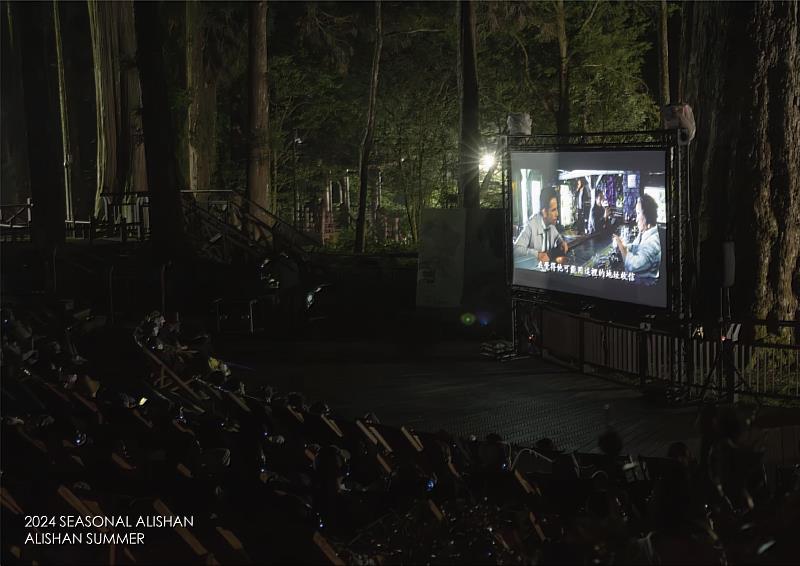 在香林神木劇場周圍巨木環繞下，搭配無線耳機享受一場獨特的戶外電影體驗