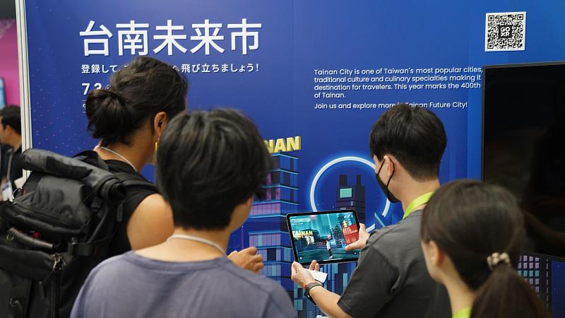 團隊展示「臺南未來市」創新5G技術，民眾皆感到相當新奇