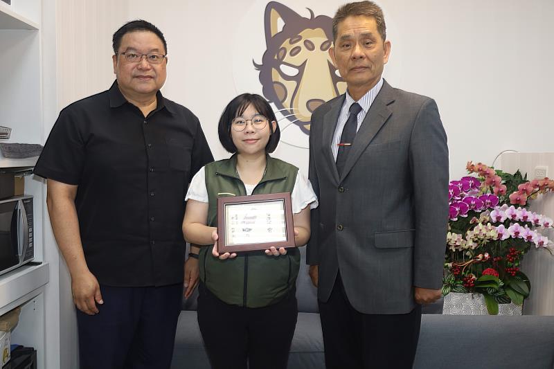東華大學徐輝明校長致贈紀念品予沈伯洋立委，由辦公室蔡承婷主任代表接受。