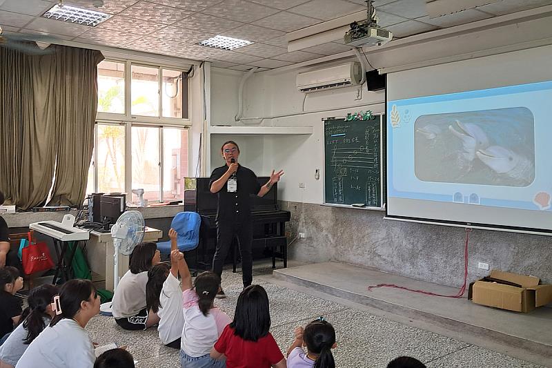 海大生教導小學生們認識海中的生物