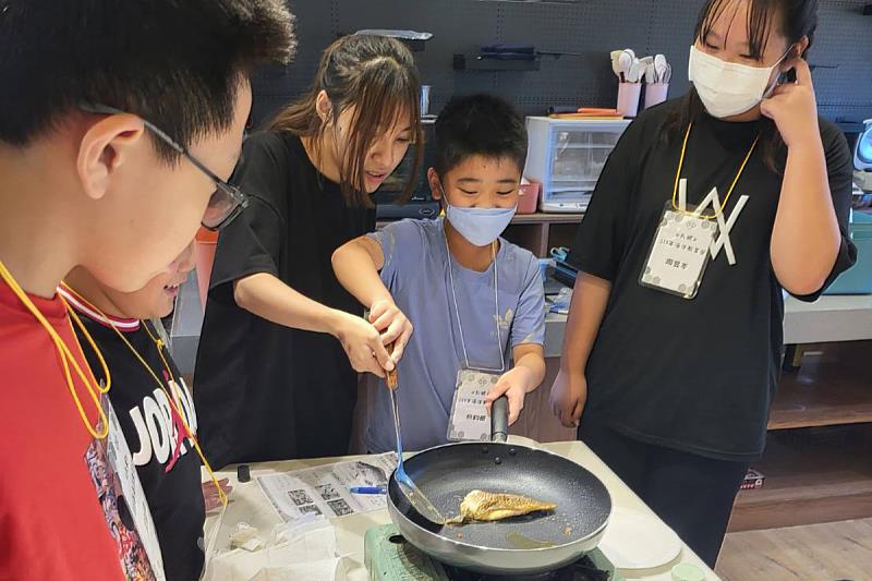 小學生們自己動手料理家鄉的漁產品