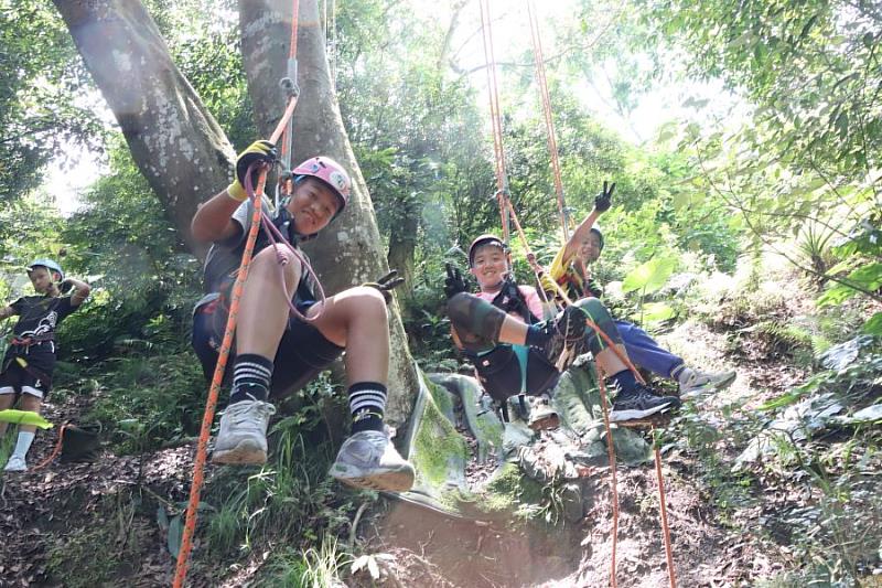 張榮發基金會「科普好好玩」專案，讓同德國小學生實際體驗攀樹樂趣，並學習樹木與繩結相關知識。