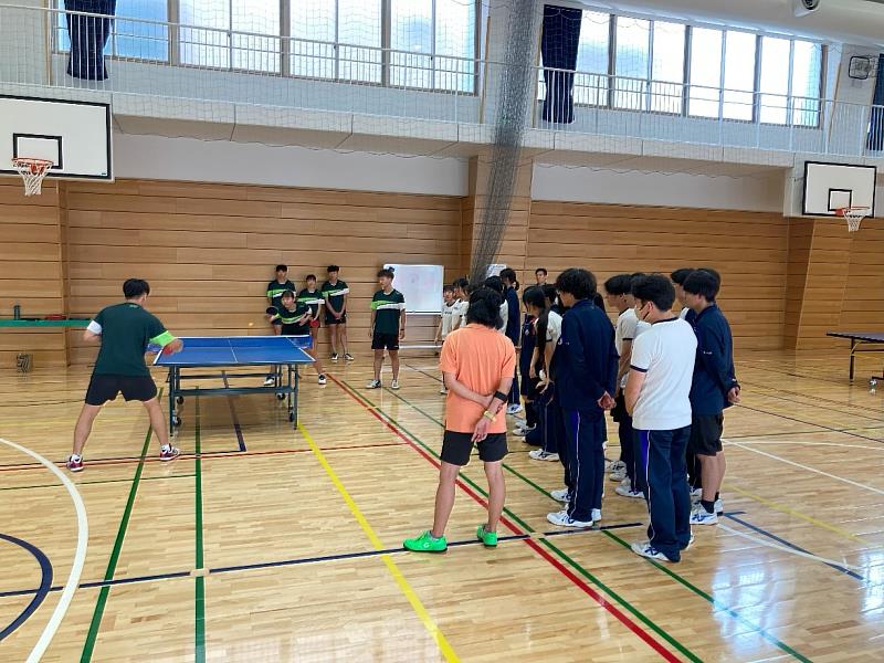 南大桌球隊同學指導橫濱中華學院學生桌球技術