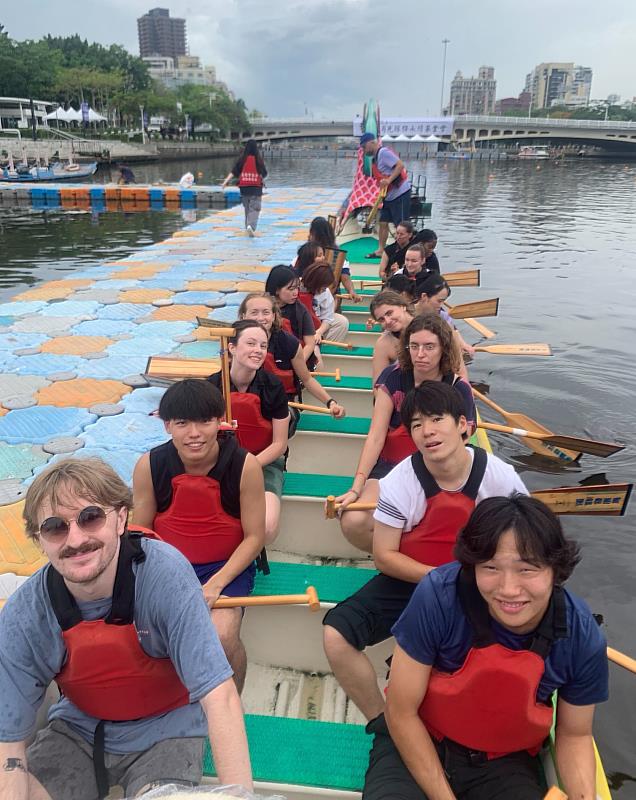 文藻境外生參加高雄市愛河端午龍舟競賽，體驗台灣傳統端午節文化。