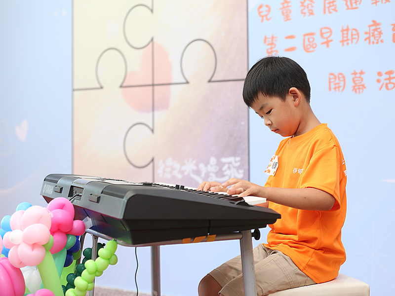 7歲的視障鋼琴小王子「饅頭」帶來精采感人的開場演奏。