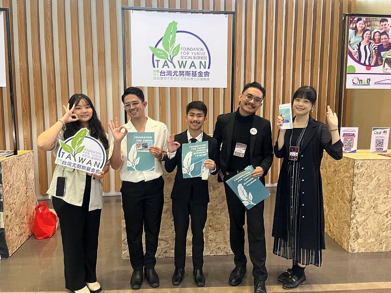 台灣尤努斯基金會於會議中展示台灣三零社團成果，獲得各國青年關注。