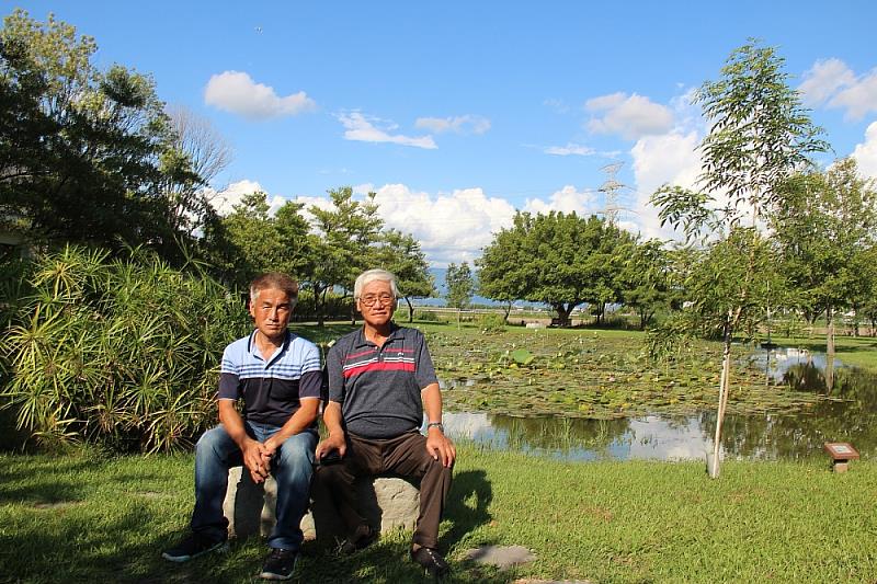 村長王正霖（左）與社區總幹事吳春平（右）與社區居民、志工改善荷花池的休憩環境_0