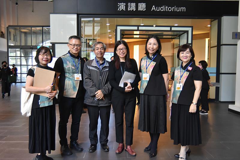 志工隊幹部與國美館陳貺怡館長合影，左起祁俞副隊長、謝仲毅副隊長、吳榮豐政風主任、陳貺怡館長、朱靜慧隊長及劉元玫活動組組長