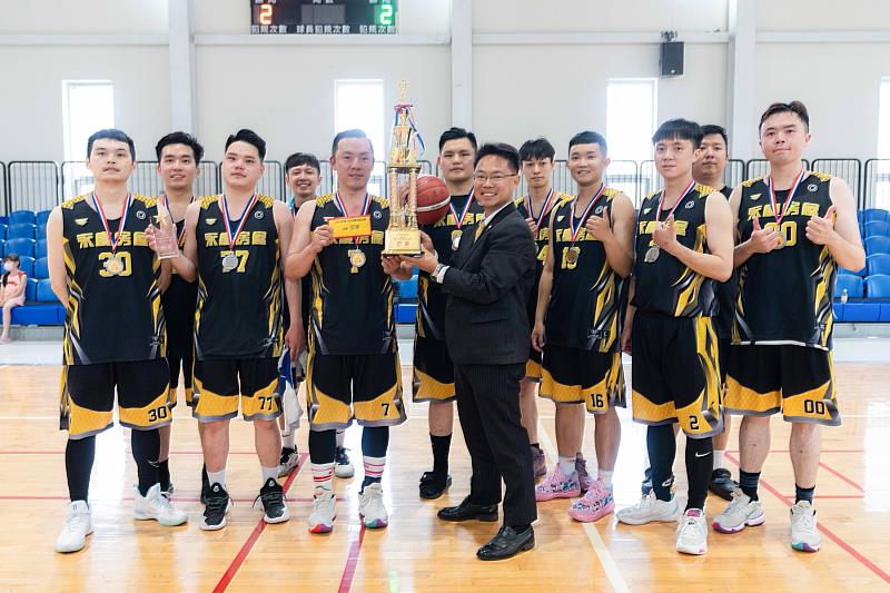 林宗憲所在的隊伍「南港悍將隊」則是拿下2024年永慶盃籃球亞軍。圖/永慶房屋提供