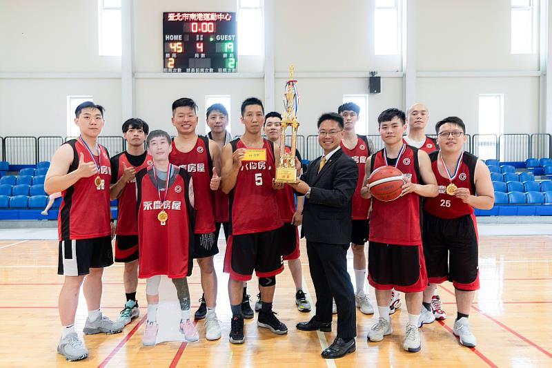 2024年永慶盃籃球賽冠亞軍對決來勢洶洶，最終由「文深超級霸」在22支隊伍中奪得冠軍。圖/永慶房屋提供