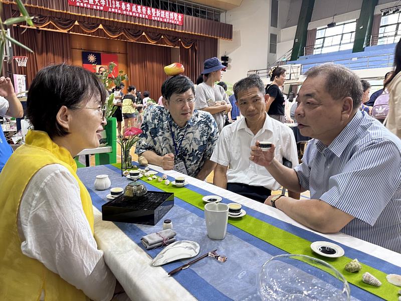 新竹縣副縣長陳見賢關心茶席美學展演攤位