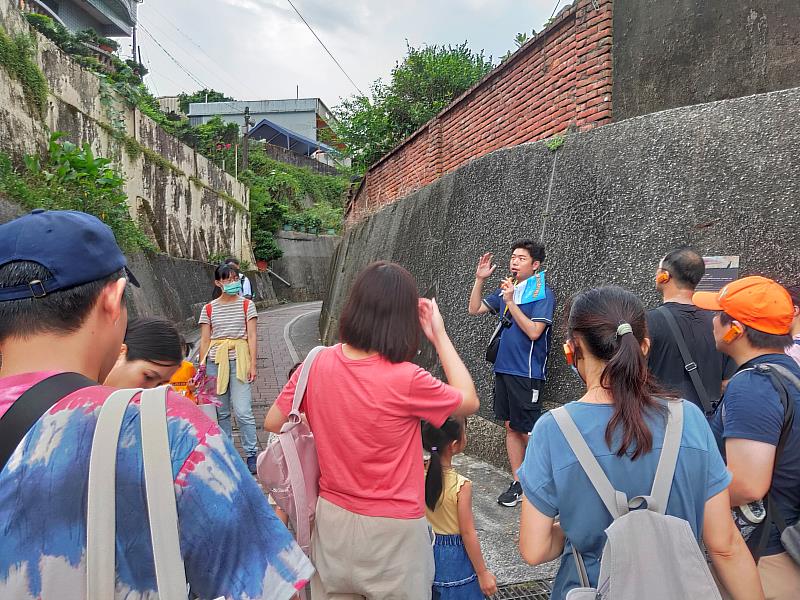 導覽人員講解魚路古道及金山在地文史