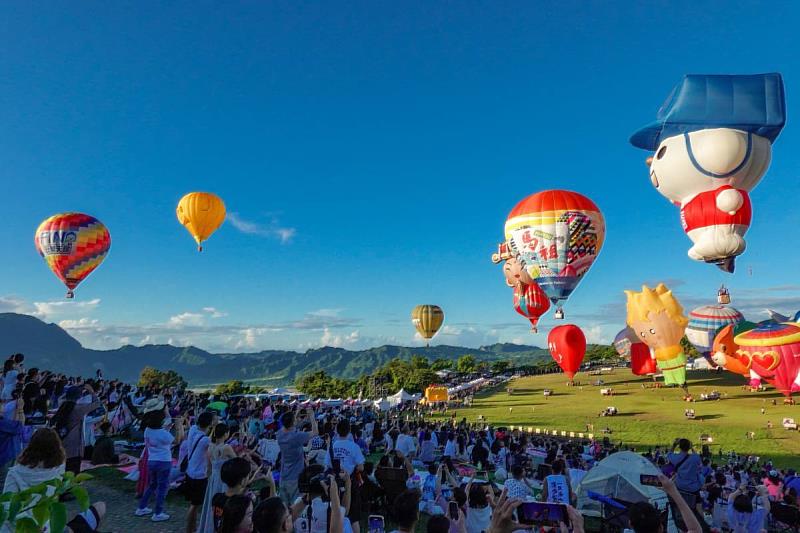 PIBALL !2024臺灣國際熱氣球嘉年華盛大登場 開幕自由飛熱氣球翱翔妝點臺東天空