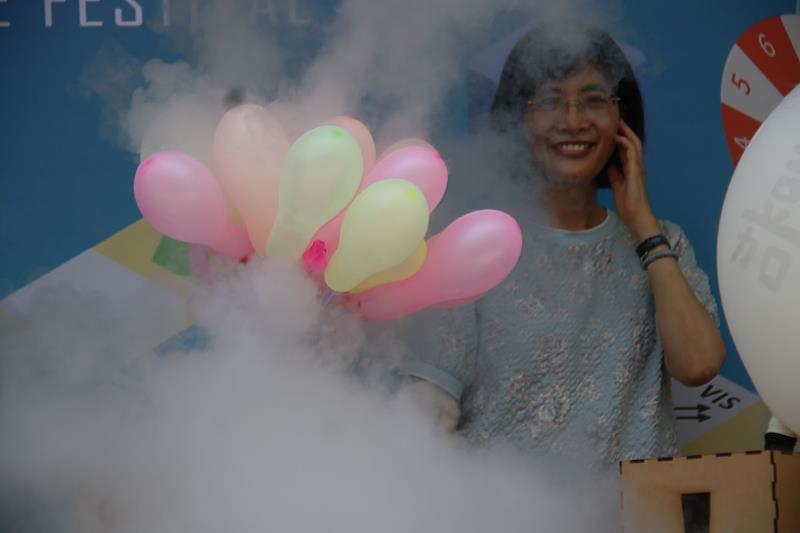 「臺南科學嘉年華」開幕展示液態氮的原理讓氣球膨脹，受到眾人喜愛。