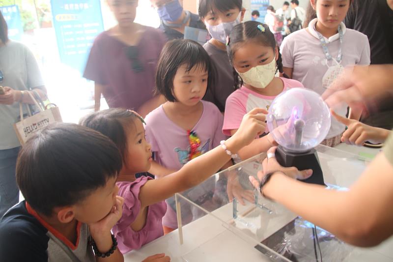 「臺南科學嘉年華」活動現場許多介紹科學的小遊戲受到小朋友的歡迎。
