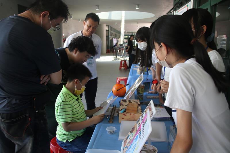 成大科學教育中心舉辦「臺南科學嘉年華」活動，今年多了很多互動的遊戲。