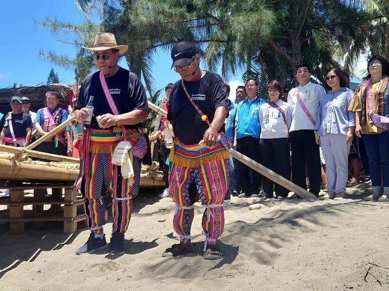 船團團長劉裕義(Cinaw)及副團長(Laway)蔡文勝進行祈福儀式