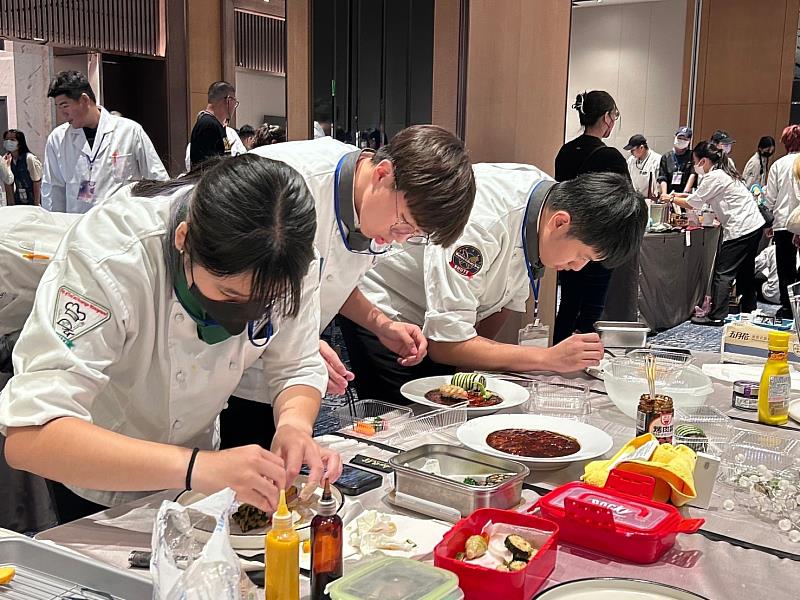 圖說：國際廚藝美食藝術獎大賽中，參賽者正準備菜餚展示擺設。（圖/中信科技大學提供）