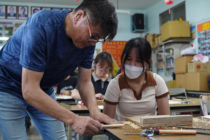 大葉大學吉田敦老師(左)指導學員木工藝技巧