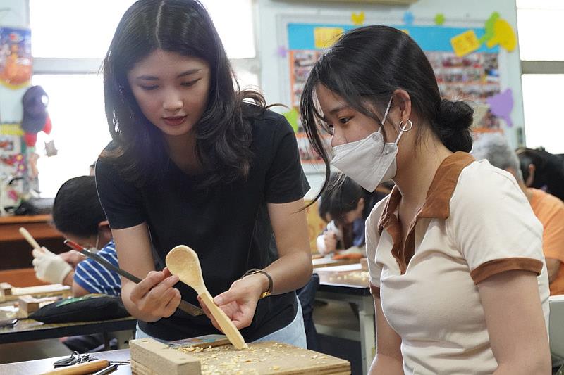 大葉大學學生(左)協助學員製作木湯匙