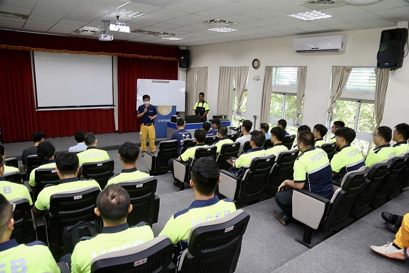 圖1：新竹市消防局今日開辦首場火場生存(Fire Survival)訓練，強化同仁安全救災與應變生存能力。