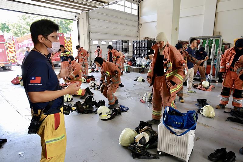 圖2：新竹市消防局今日開辦首場火場生存(Fire Survival)訓練，強化同仁安全救災與應變生存能力。